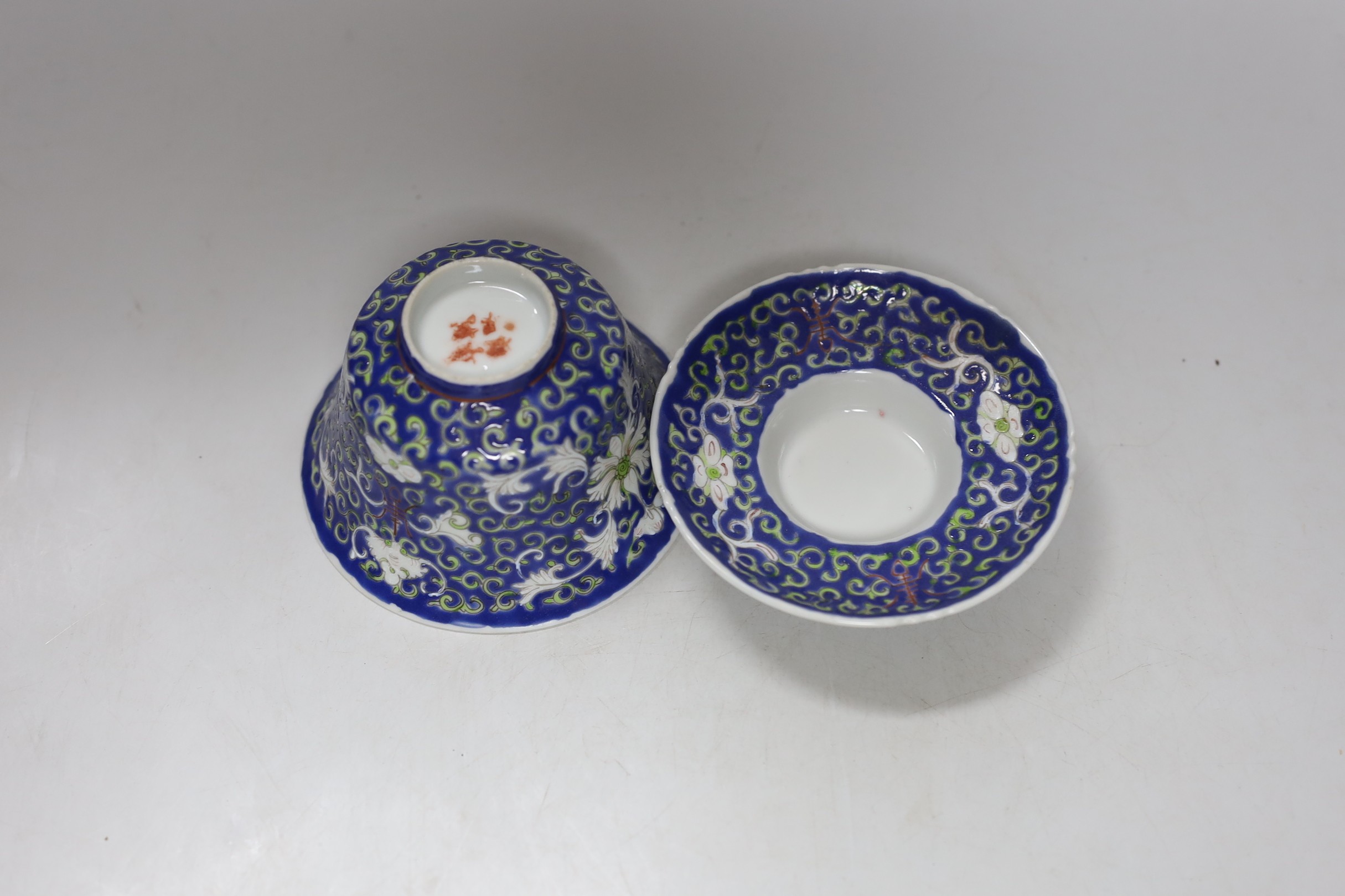 A Chinese enamalled porcelain bowl cover and stand, 10cms high
